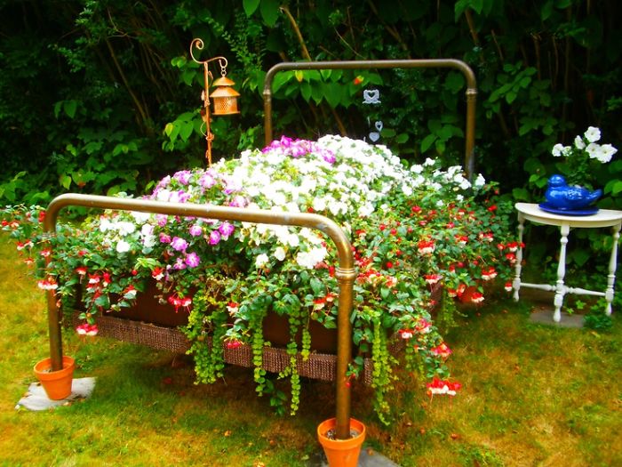 روش هایی برای تبدیل اسباب و وسایل قدیمی خود به یک باغچه دوست داشتنی